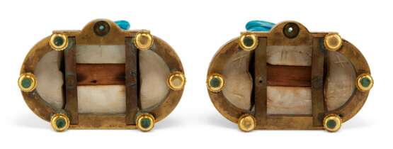 A PAIR OF ORMOLU-MOUNTED CHINESE TURQUOISE AND AUBERGINE GLAZED PARROTS - Foto 6