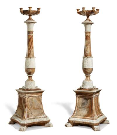 A PAIR OF ITALIAN ALABASTRO FIORITO AND WHITE MARBLE SIX-LIGHT TORCHERES - Foto 3