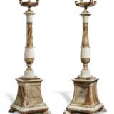 A PAIR OF ITALIAN ALABASTRO FIORITO AND WHITE MARBLE SIX-LIGHT TORCHERES - Foto 3