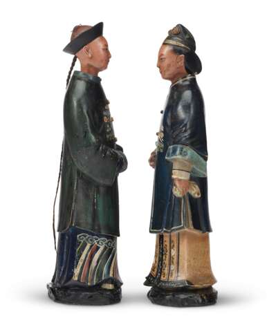 A PAIR OF CHINESE EXPORT POLYCHROME-PAINTED CLAY NODDING FIGURES - Foto 2