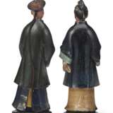 A PAIR OF CHINESE EXPORT POLYCHROME-PAINTED CLAY NODDING FIGURES - фото 3