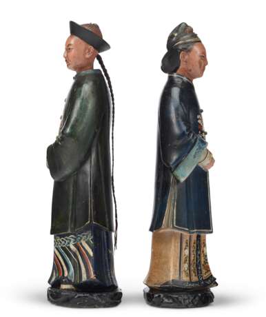 A PAIR OF CHINESE EXPORT POLYCHROME-PAINTED CLAY NODDING FIGURES - фото 4
