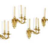 A SET OF FOUR LOUIS XIV STYLE THREE-BRANCH WALL-LIGHTS AFTER THE MODEL BY ANDRE CHARLES BOULLE - Foto 2