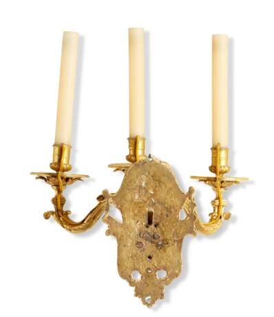 A SET OF FOUR LOUIS XIV STYLE THREE-BRANCH WALL-LIGHTS AFTER THE MODEL BY ANDRE CHARLES BOULLE - Foto 3