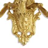 A SET OF FOUR LOUIS XIV STYLE THREE-BRANCH WALL-LIGHTS AFTER THE MODEL BY ANDRE CHARLES BOULLE - Foto 4