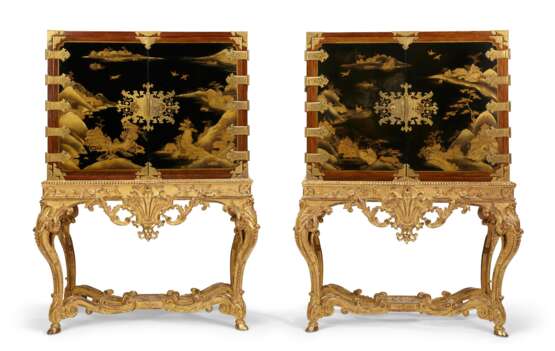 A PAIR OF JAPANESE LACQUER CABINETS ON GILTWOOD STANDS - фото 1