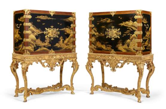 A PAIR OF JAPANESE LACQUER CABINETS ON GILTWOOD STANDS - фото 2