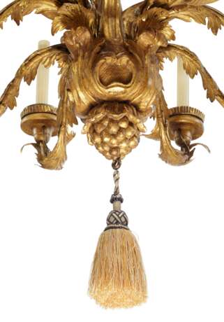 A PAIR OF ITALIAN GILTWOOD AND GILT-METAL EIGHT-LIGHT CHANDELIERS - фото 4