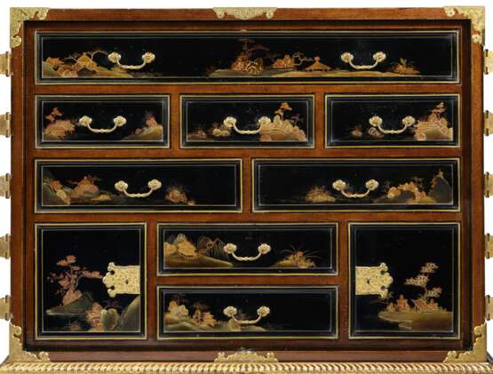 A PAIR OF JAPANESE LACQUER CABINETS ON GILTWOOD STANDS - Foto 6