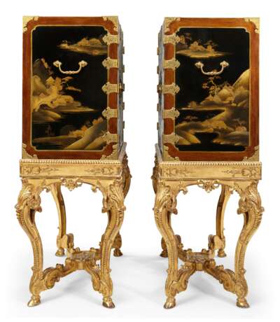 A PAIR OF JAPANESE LACQUER CABINETS ON GILTWOOD STANDS - Foto 7