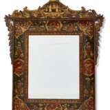 A GERMAN RED, GILT AND BLACK-JAPANNED MIRROR - Foto 1