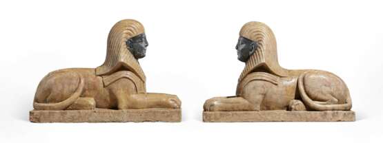 A PAIR OF VEINED YELLOW AND GREY MARBLE SPHINXES - Foto 3