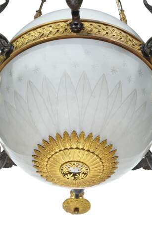 A FRENCH ORMOLU AND ETCHED GLASS EIGHT-LIGHT CHANDELIER - фото 4