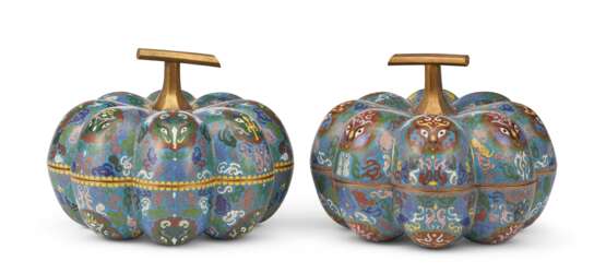 A PAIR OF CHINESE CLOISONNE ENAMEL GOURD-FORM BOXES AND COVERS - фото 1