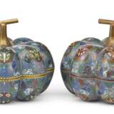 A PAIR OF CHINESE CLOISONNE ENAMEL GOURD-FORM BOXES AND COVERS - фото 2