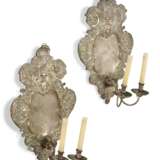 A PAIR OF GERMAN SILVERED-BRASS TWIN-BRANCH WALL-LIGHTS - Foto 2