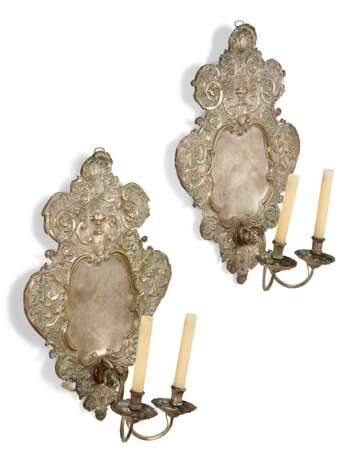 A PAIR OF GERMAN SILVERED-BRASS TWIN-BRANCH WALL-LIGHTS - Foto 2