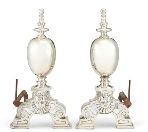 A PAIR OF BAROQUE STYLE SILVERED ANDIRONS - Foto 1