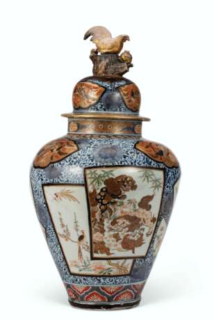 A JAPANESE IMARI VASE AND COVER - Foto 2