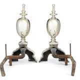 A PAIR OF BAROQUE STYLE SILVERED ANDIRONS - Foto 2