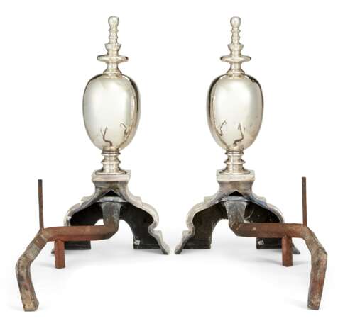 A PAIR OF BAROQUE STYLE SILVERED ANDIRONS - Foto 2