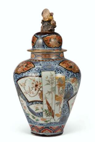 A JAPANESE IMARI VASE AND COVER - Foto 3
