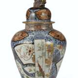 A JAPANESE IMARI VASE AND COVER - фото 3