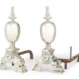 A PAIR OF BAROQUE STYLE SILVERED ANDIRONS - Foto 3