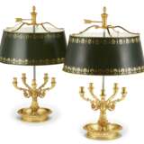 A PAIR OF EMPIRE STYLE ORMOLU BOUILLOTTE LAMPS - Foto 1
