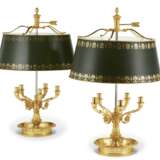 A PAIR OF EMPIRE STYLE ORMOLU BOUILLOTTE LAMPS - Foto 2