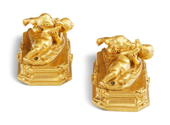 A PAIR OF FRENCH ORMOLU PRESSE PAPIERS - Foto 5