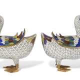 A PAIR OF CHINESE CLOISONNE ENAMEL DUCK-FORM INCENSE BURNERS - фото 2