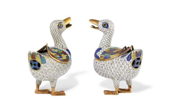 A PAIR OF CHINESE CLOISONNE ENAMEL DUCK-FORM INCENSE BURNERS - фото 3