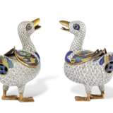 A PAIR OF CHINESE CLOISONNE ENAMEL DUCK-FORM INCENSE BURNERS - фото 3