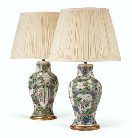 A PAIR OF CHINESE FAMILLE VERTE VASES, MOUNTED AS LAMPS - photo 2