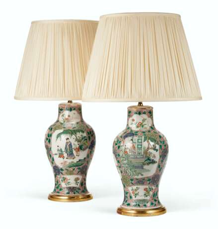 A PAIR OF CHINESE FAMILLE VERTE VASES, MOUNTED AS LAMPS - photo 3