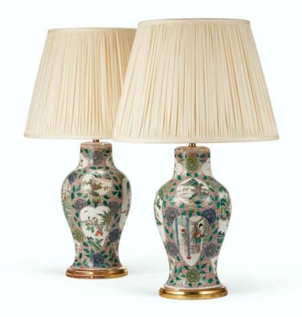 A PAIR OF CHINESE FAMILLE VERTE VASES, MOUNTED AS LAMPS - photo 4