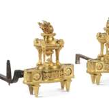A PAIR OF FRENCH ORMOLU CHENETS - Foto 2