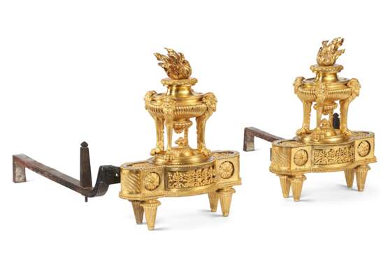 A PAIR OF FRENCH ORMOLU CHENETS - photo 2