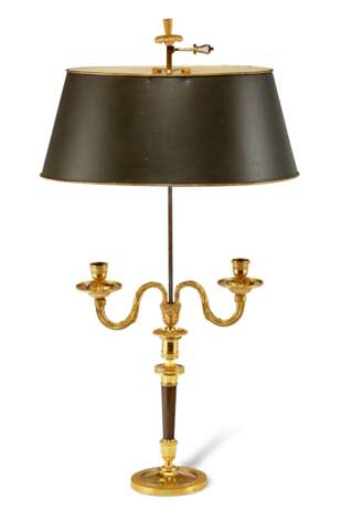 A DIRECTOIRE ORMOLU AND PATINATED-BRONZE TWO-LIGHT CANDELABRUM - Foto 1