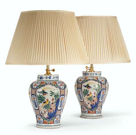 A PAIR OF DUTCH DELFT POLYCHROME VASES, MOUNTED AS LAMPS - Foto 1