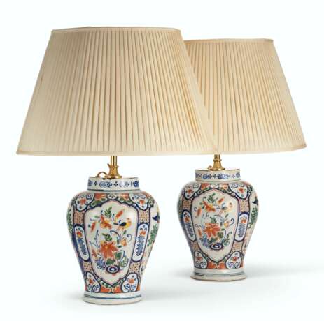 A PAIR OF DUTCH DELFT POLYCHROME VASES, MOUNTED AS LAMPS - Foto 2