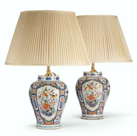 A PAIR OF DUTCH DELFT POLYCHROME VASES, MOUNTED AS LAMPS - фото 3