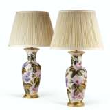 A PAIR OF FRENCH PORCELAIN LAMPS - Foto 1
