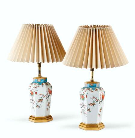 A PAIR OF WORCESTER PORCELAIN HEXAGONAL VASES, MOUNTED AS LAMPS - фото 2