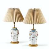 A PAIR OF WORCESTER PORCELAIN HEXAGONAL VASES, MOUNTED AS LAMPS - Foto 2