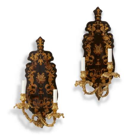 A PAIR OF ITALIAN ORMOLU AND BLACK AND GILT-JAPANNED TWO-BRANCH WALL-LIGHTS - фото 2