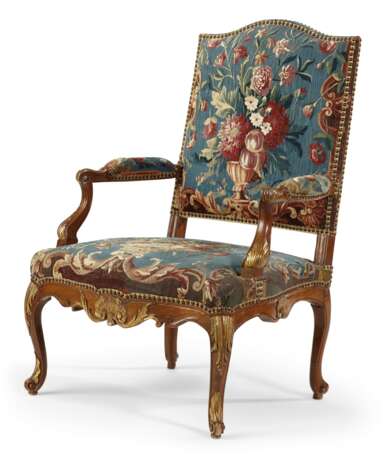 A SUITE OF EARLY LOUIS XV PARCEL-GILT WALNUT SEAT FURNITURE - фото 6