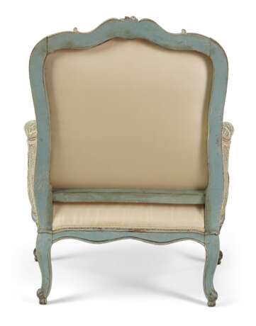 A PAIR OF LOUIS XV BLUE-PAINTED BERGERES - Foto 7