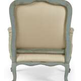 A PAIR OF LOUIS XV BLUE-PAINTED BERGERES - Foto 7